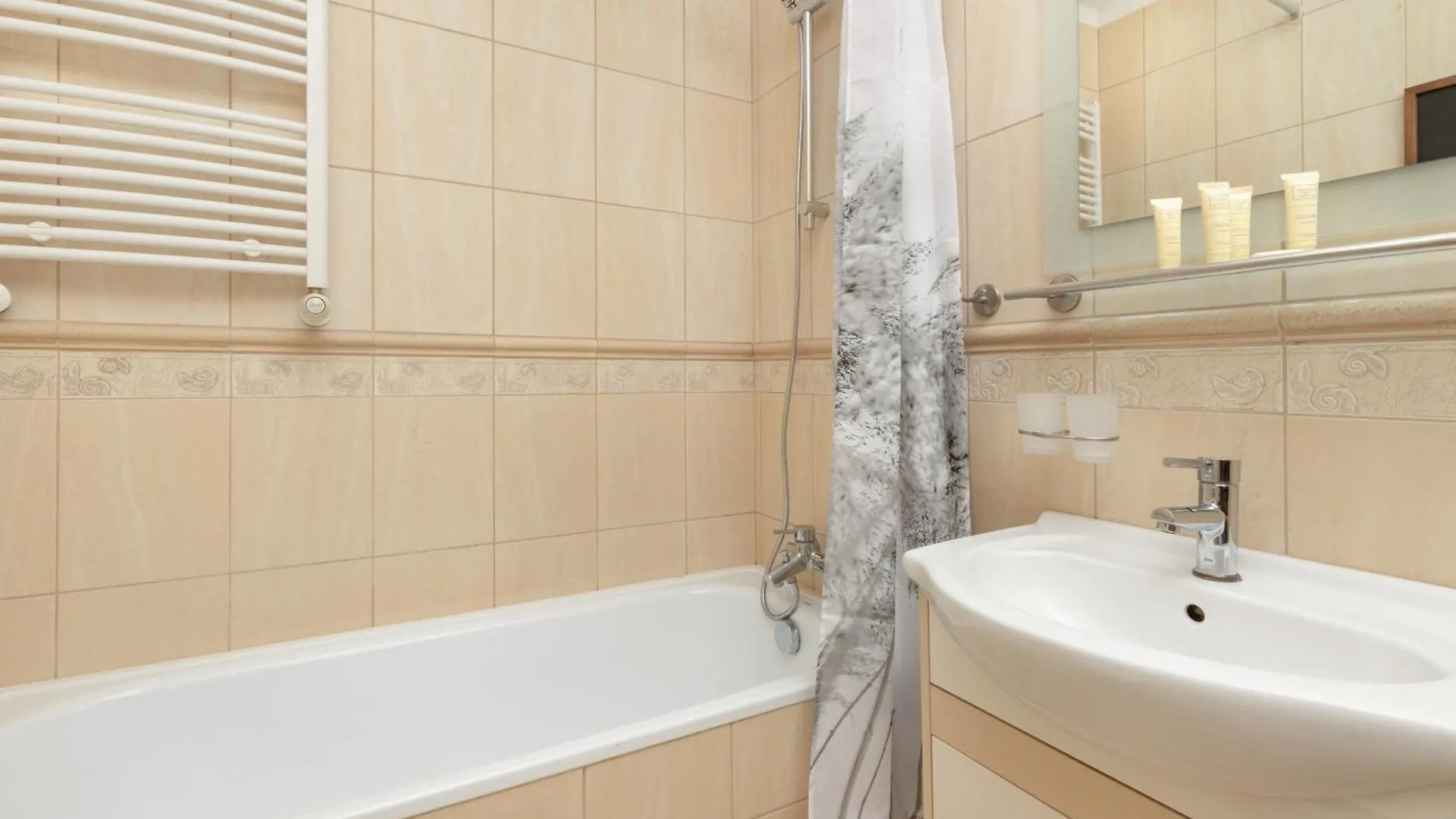 Sloneczny I Przestronny Apartament W Gdansku Z Wanna I Umeblowanym Tarasem By Noclegi Renters 0*, Gdansk